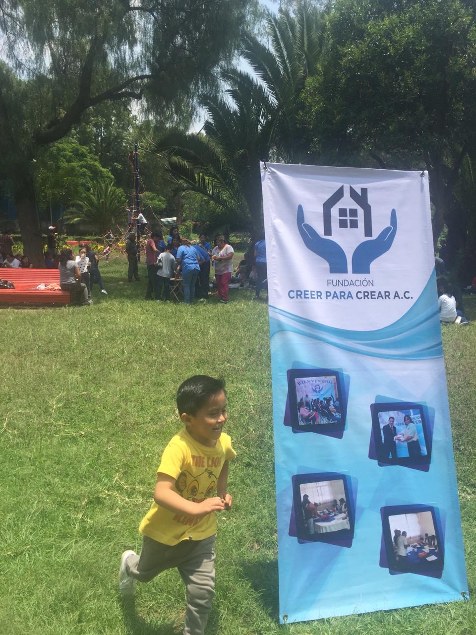 Niño corriendo alegre en Visita a Parque Tezomoc